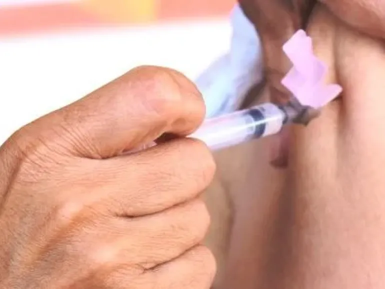 Caraguatatuba amplia vacinação contra dengue para profissionais de saúde e pessoas com 59 anos