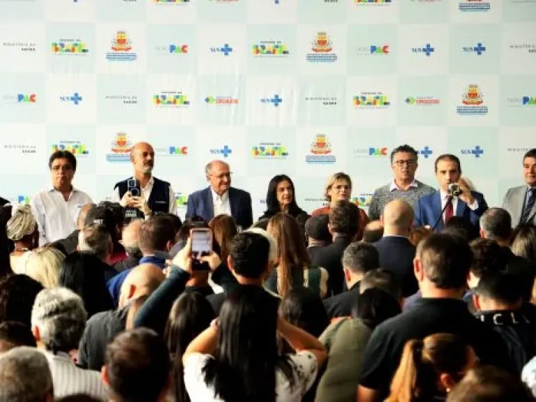 Caraguatatuba recebe vice-presidente Geraldo Alckmin e reforça rede de saúde com novos veículos e carreta da mulher