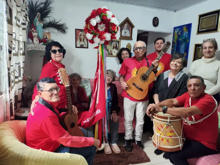 Folia do Divino percorre comunidades de Ubatuba com fé, música e tradição caiçara
