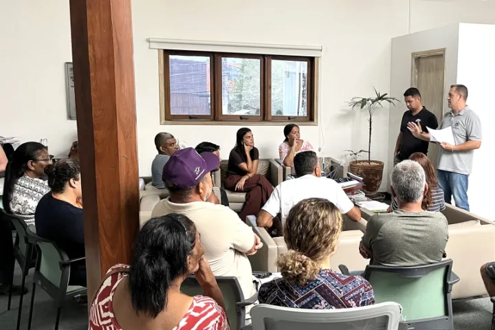 Prefeitura de Ilhabela realiza reunião com moradores do Veloso para esclarecer regularização cadastral provisória