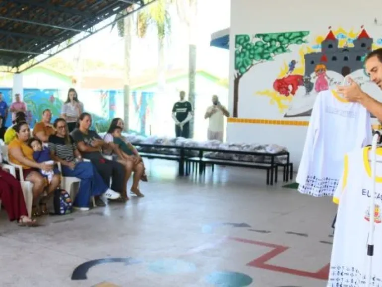 Caraguatatuba inicia entrega de 20,5 mil kits de uniforme escolar em toda rede municipal