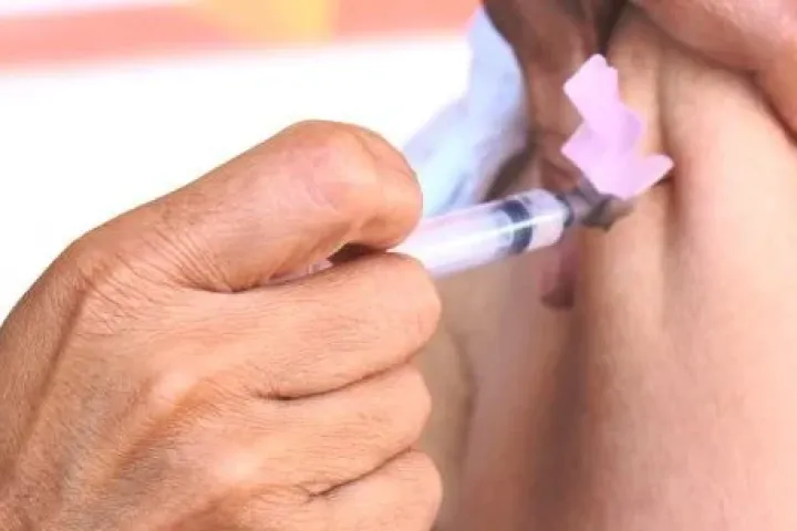 Caraguatatuba amplia vacinação contra dengue para profissionais de saúde e pessoas com 59 anos