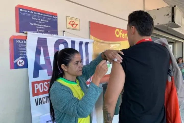 Caraguatatuba vacina população contra gripe em supermercados nesta quinta e sexta-feira