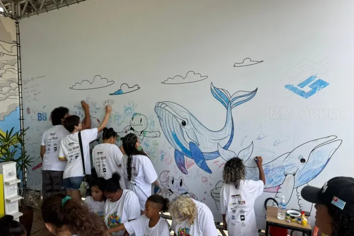 Fundac e Fundart levam crianças para visita ao evento da WSL