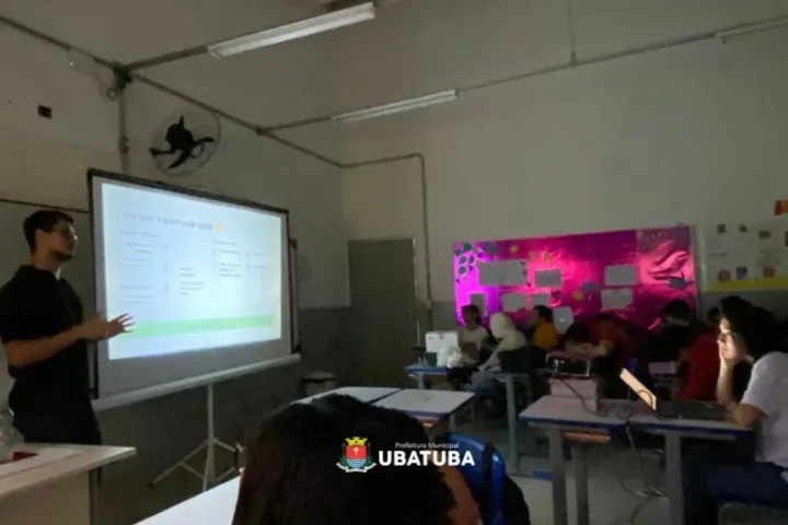 CRAS Oeste inicia ações do Maio Laranja com palestra em Escola Estadual