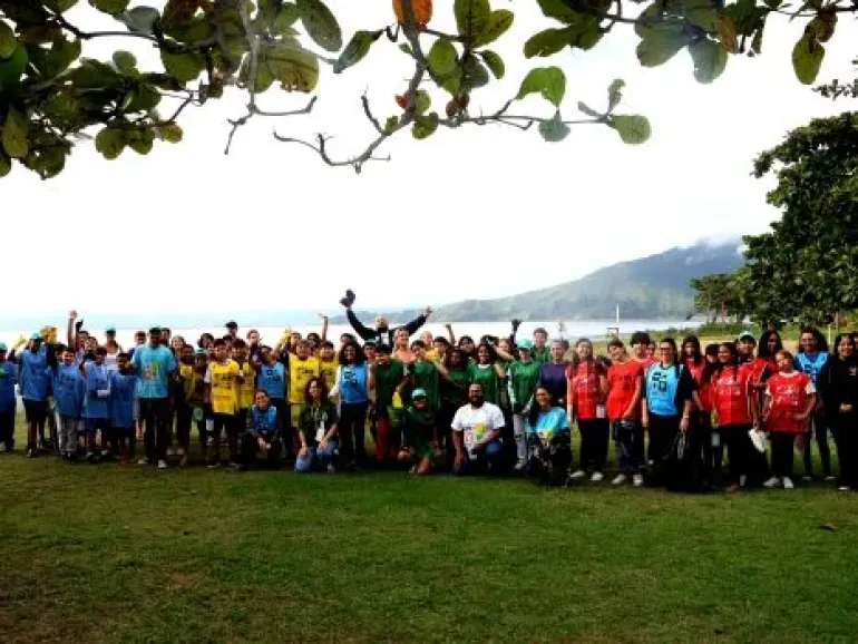 Estudantes da rede municipal participam de mutirão e recolhem mais de 35 kg de resíduos na Praia do Porto Novo