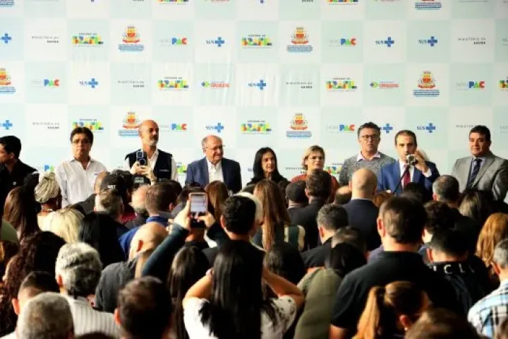 Caraguatatuba recebe vice-presidente Geraldo Alckmin e reforça rede de saúde com novos veículos e carreta da mulher