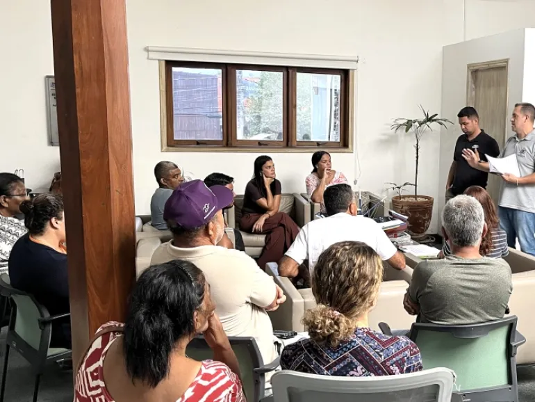 Prefeitura de Ilhabela realiza reunião com moradores do Veloso para esclarecer regularização cadastral provisória