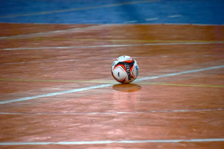 Campeonato Municipal de Futsal de Base de Ilhabela chega à semifinal das categorias Sub-12 e Sub-14 nesta quinta-feira (21)