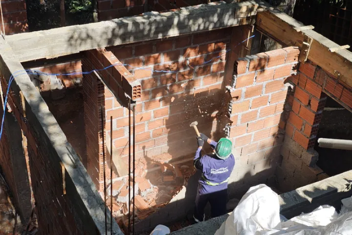 Prefeitura de Ilhabela realiza demolição de construção irregular em área pública no Alto da Barra Velha
