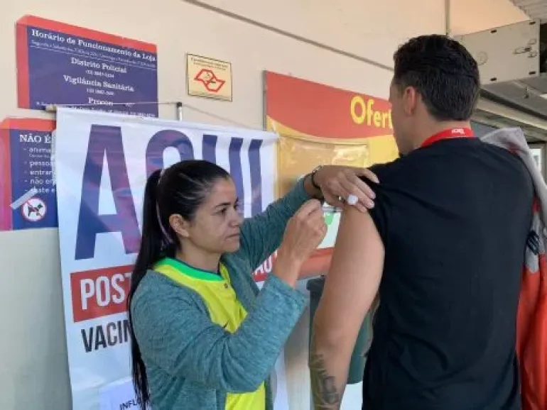 Caraguatatuba vacina população contra gripe em supermercados nesta quinta e sexta-feira