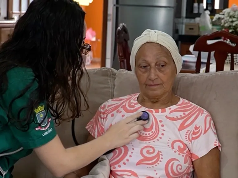 Programa Melhor em Casa transforma rotina de Dona Iraci e Seu Nicinho com atendimento humanizado em Ilhabela