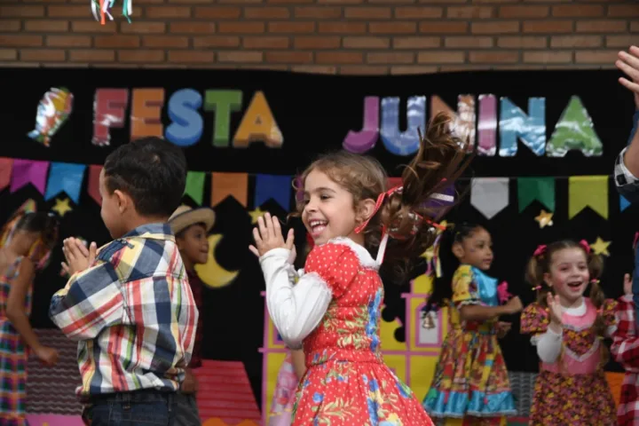 Escolas municipais de Ilhabela promovem festas juninas, julinas e celebrações das tradições caiçaras