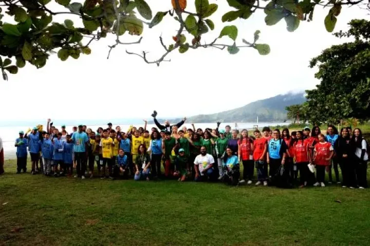 Estudantes da rede municipal participam de mutirão e recolhem mais de 35 kg de resíduos na Praia do Porto Novo
