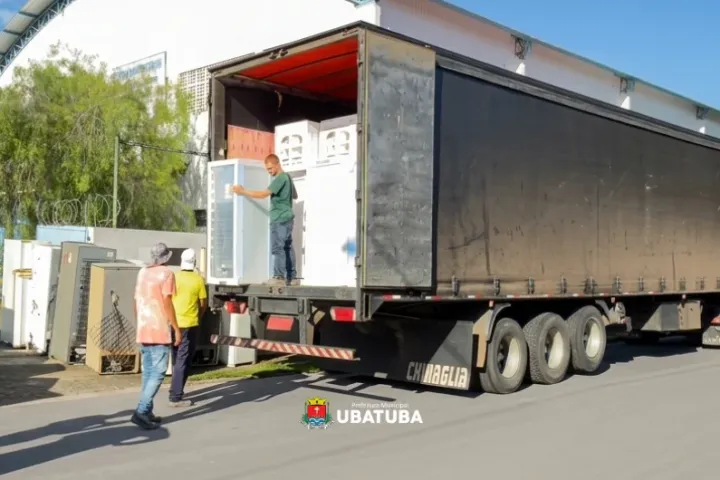 Parceria entrega 56 novas geladeiras para famílias do Sesmaria e Estufa II