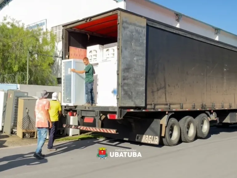 Parceria entrega 56 novas geladeiras para famílias do Sesmaria e Estufa II