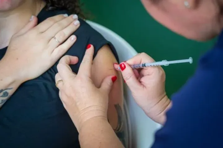 Caraguatatuba promove vacinação contra influenza no Centro da cidade até sexta-feira