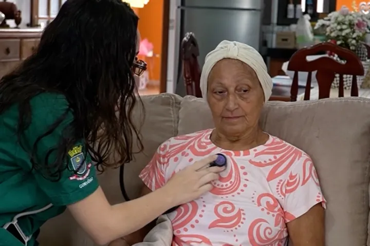 Programa Melhor em Casa transforma rotina de Dona Iraci e Seu Nicinho com atendimento humanizado em Ilhabela