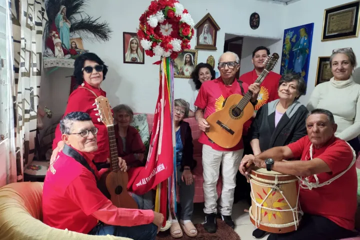 Folia do Divino percorre comunidades de Ubatuba com fé, música e tradição caiçara