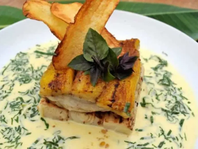 Pescada de cambucu em crosta de banana-da-terra