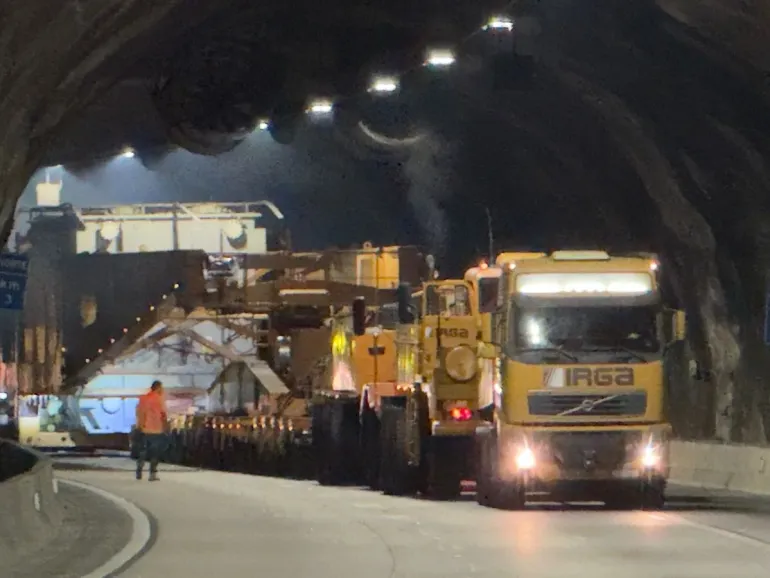 Tamoios realiza operação para passagem de nova carga especial pela rodovia