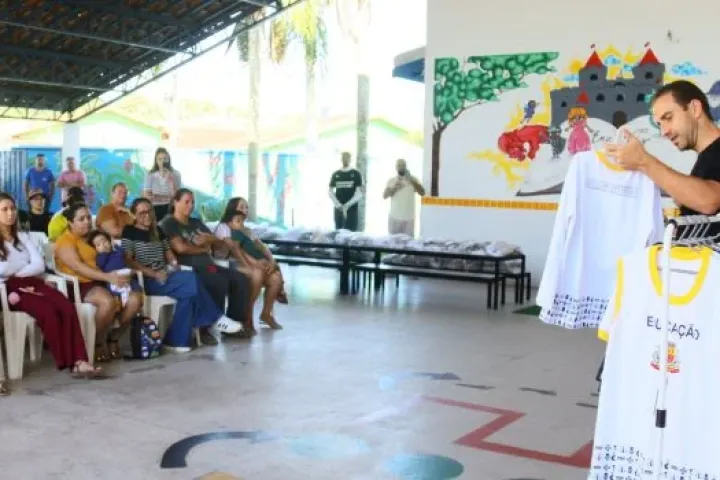 Caraguatatuba inicia entrega de 20,5 mil kits de uniforme escolar em toda rede municipal