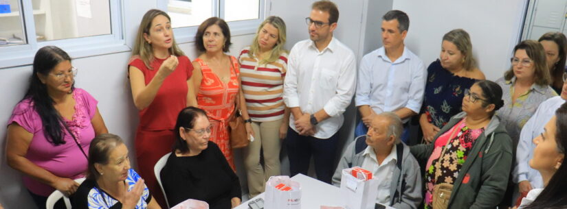 Pacientes recebem kits de aparelhos auditivos em Caraguatatuba