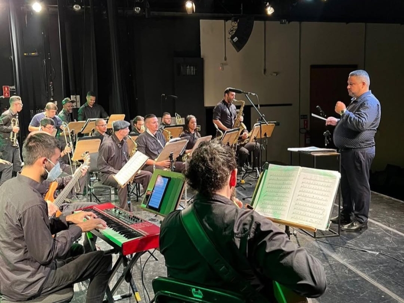 Teatro Vermelhos comemora 10 anos com apresentação da Orquestra Popular de Ilhabela e shows de grandes nomes nacionais