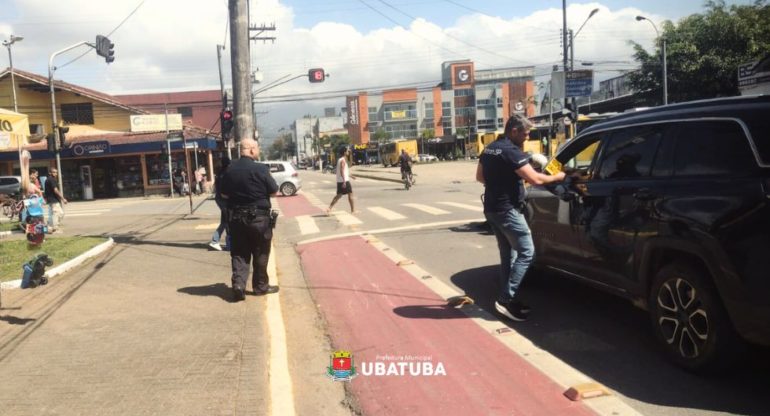 GCM de Ubatuba apoia blitz educativa do Detran na Praça 13 de maio